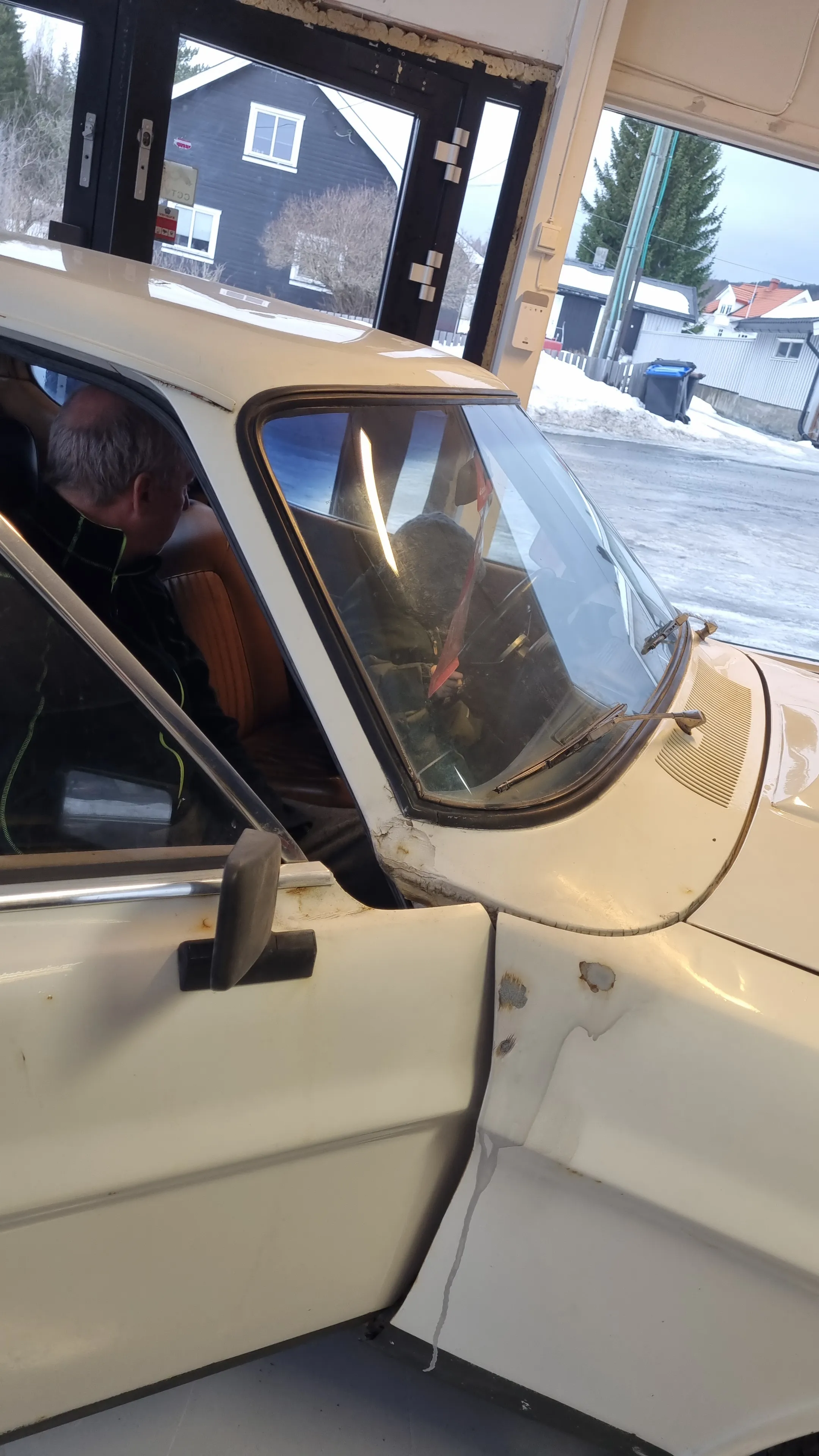 Arild i bil med hjelper